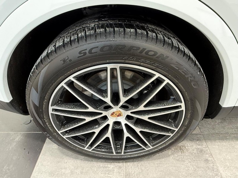 Porsche Cayenne Vehicle Full-screen Gallery Image 8