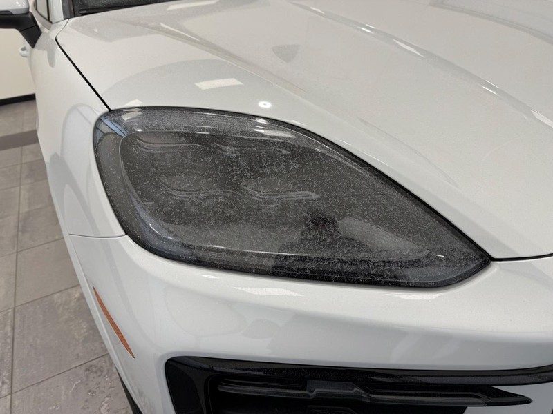 Porsche Cayenne Vehicle Full-screen Gallery Image 11