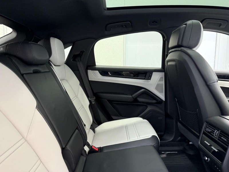 Porsche Cayenne Vehicle Full-screen Gallery Image 13