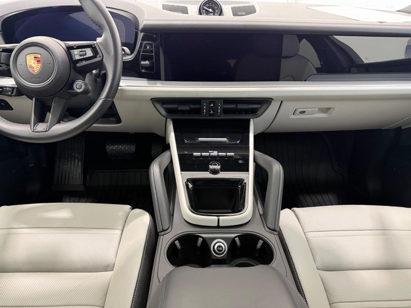 Porsche Cayenne Vehicle Full-screen Gallery Image 14