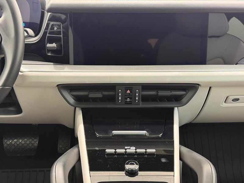 Porsche Cayenne Vehicle Full-screen Gallery Image 15