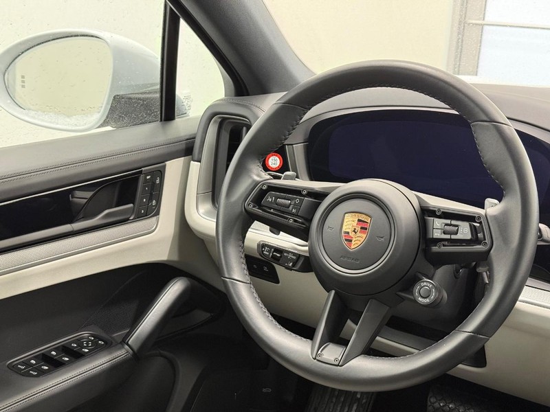 Porsche Cayenne Vehicle Full-screen Gallery Image 17