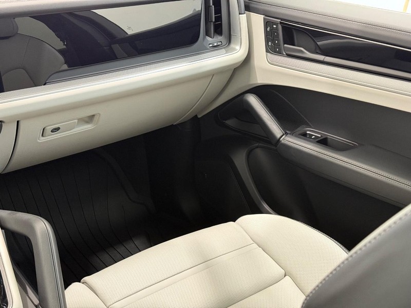 Porsche Cayenne Vehicle Full-screen Gallery Image 18