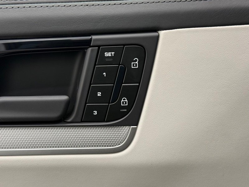 Porsche Cayenne Vehicle Full-screen Gallery Image 19