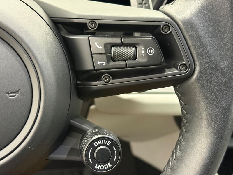 Porsche Cayenne Vehicle Full-screen Gallery Image 21