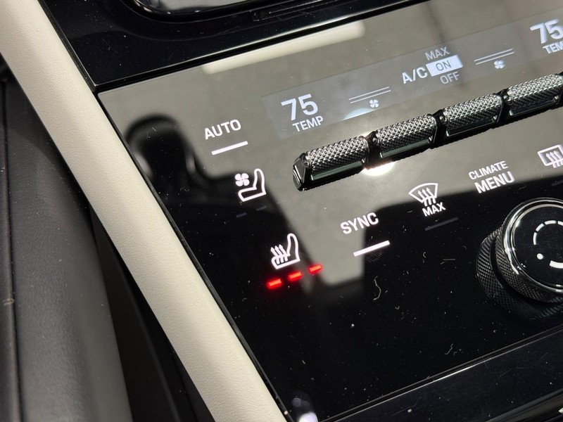 Porsche Cayenne Vehicle Full-screen Gallery Image 23