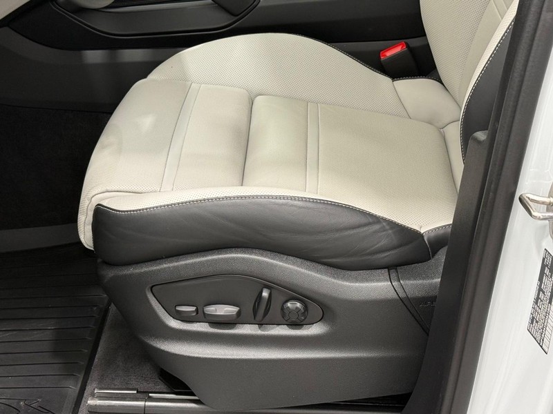 Porsche Cayenne Vehicle Full-screen Gallery Image 26