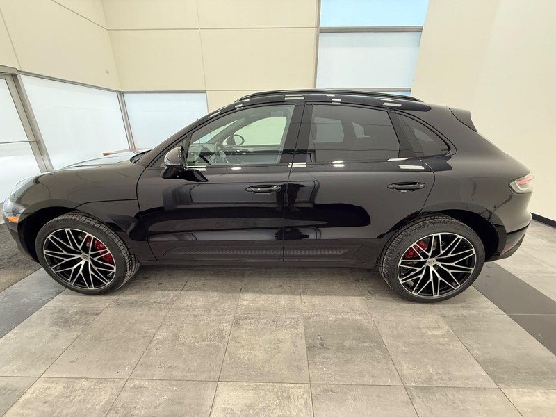 Porsche Macan Vehicle Full-screen Gallery Image 2