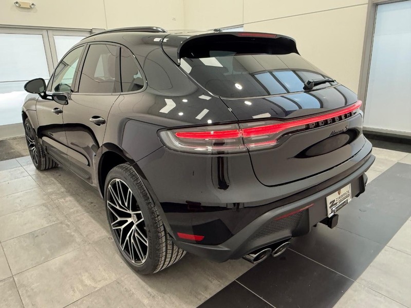 Porsche Macan Vehicle Full-screen Gallery Image 3