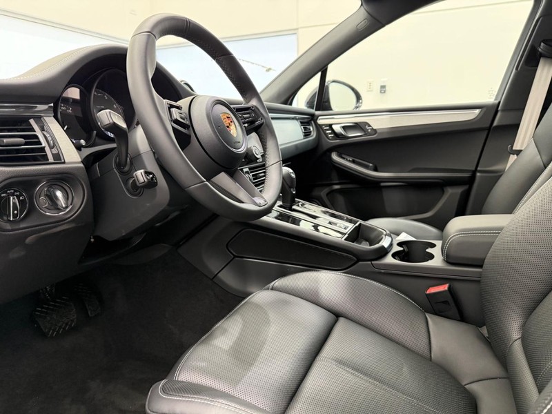 Porsche Macan Vehicle Full-screen Gallery Image 4