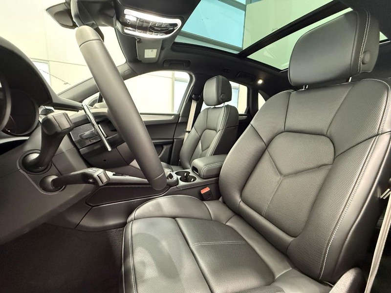 Porsche Macan Vehicle Full-screen Gallery Image 5