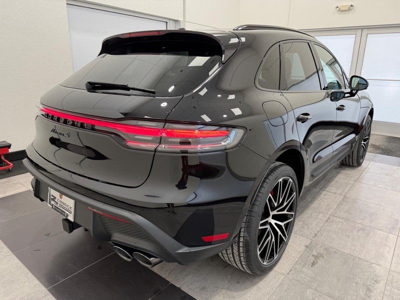 Porsche Macan Vehicle Full-screen Gallery Image 7