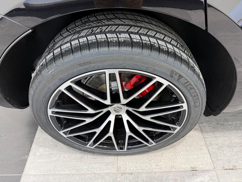 Porsche Macan Vehicle Full-screen Gallery Image 8