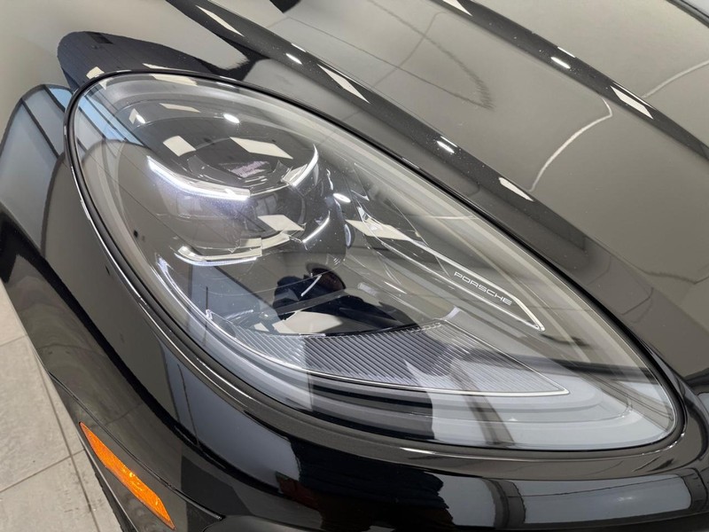 Porsche Macan Vehicle Full-screen Gallery Image 11