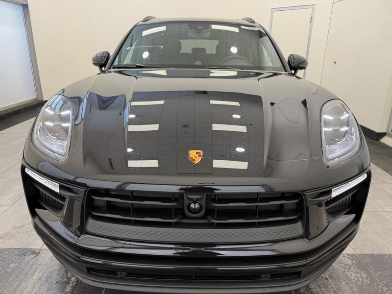 Porsche Macan Vehicle Full-screen Gallery Image 12