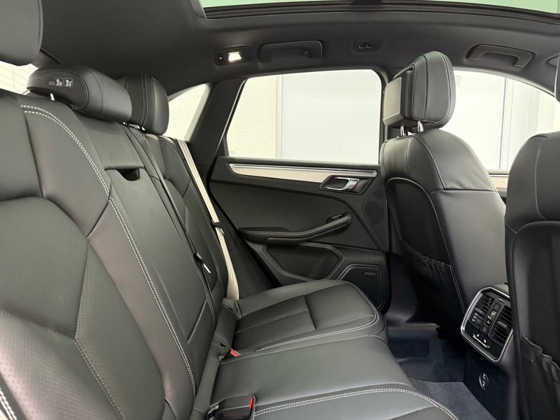 Porsche Macan Vehicle Full-screen Gallery Image 13