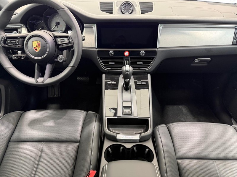 Porsche Macan Vehicle Full-screen Gallery Image 14