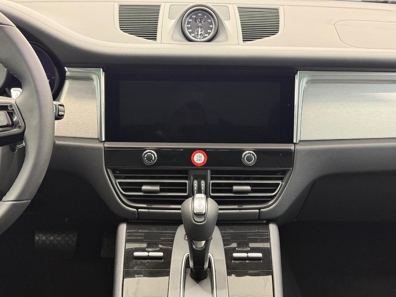 Porsche Macan Vehicle Full-screen Gallery Image 15