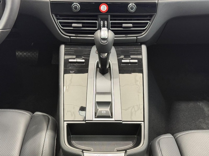 Porsche Macan Vehicle Full-screen Gallery Image 16