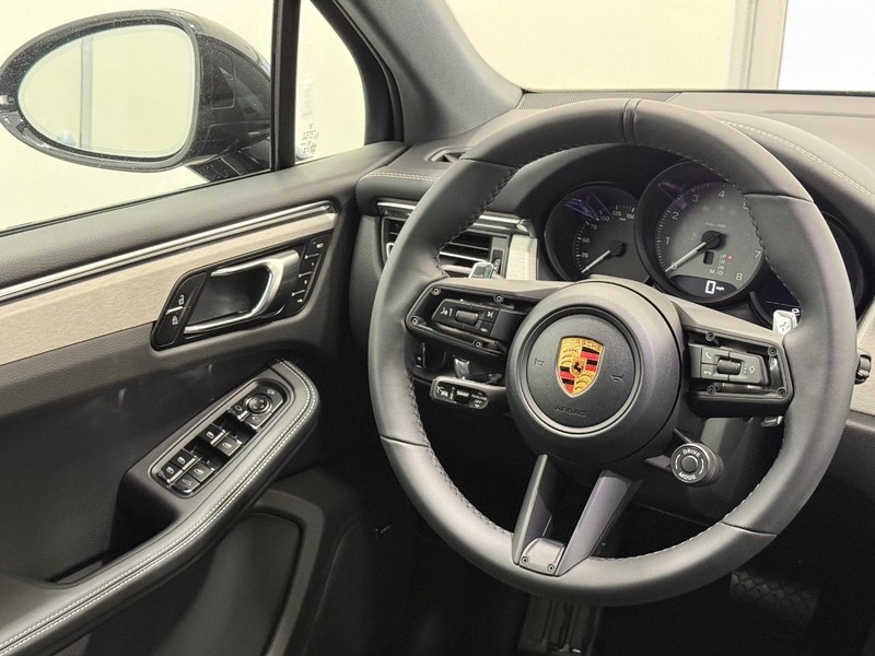 Porsche Macan Vehicle Full-screen Gallery Image 17