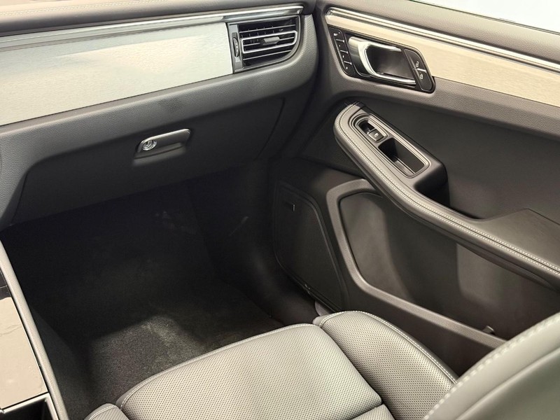 Porsche Macan Vehicle Full-screen Gallery Image 18