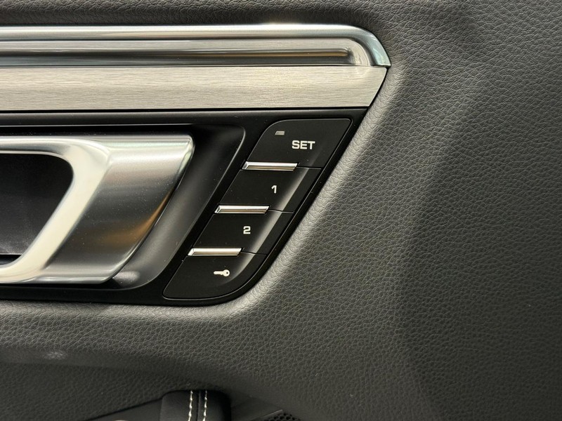 Porsche Macan Vehicle Full-screen Gallery Image 19