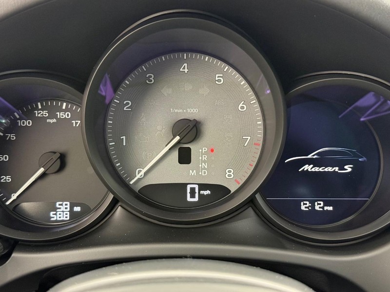 Porsche Macan Vehicle Full-screen Gallery Image 22