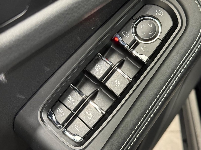 Porsche Macan Vehicle Full-screen Gallery Image 25