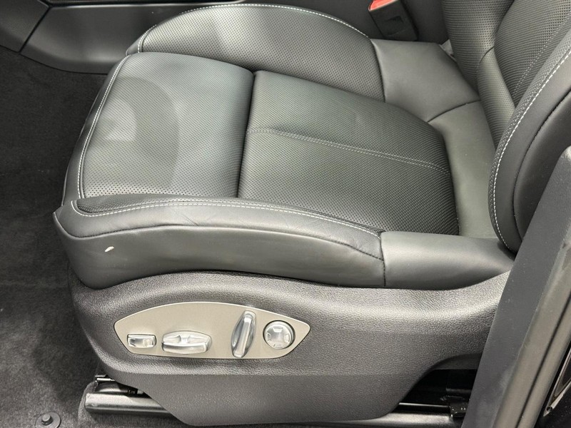 Porsche Macan Vehicle Full-screen Gallery Image 26