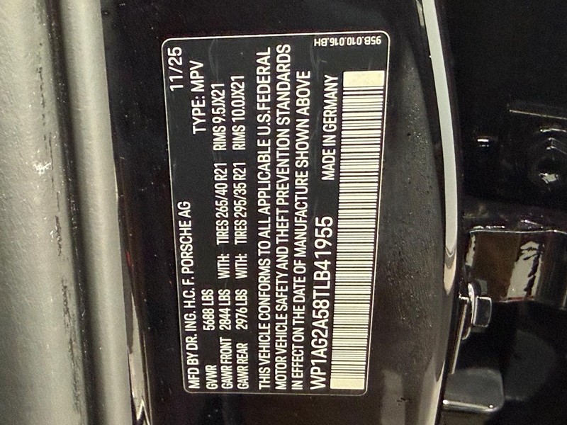 Porsche Macan Vehicle Full-screen Gallery Image 27