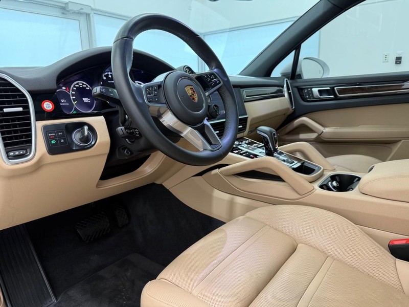 Porsche Cayenne Vehicle Full-screen Gallery Image 04