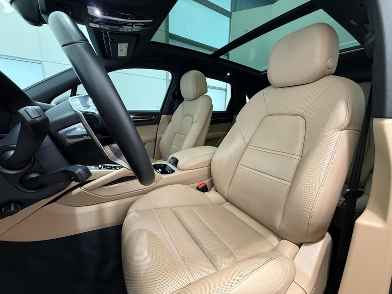 Porsche Cayenne Vehicle Full-screen Gallery Image 05