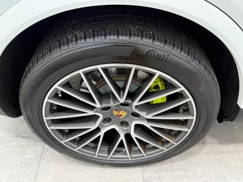 Porsche Cayenne Vehicle Full-screen Gallery Image 08