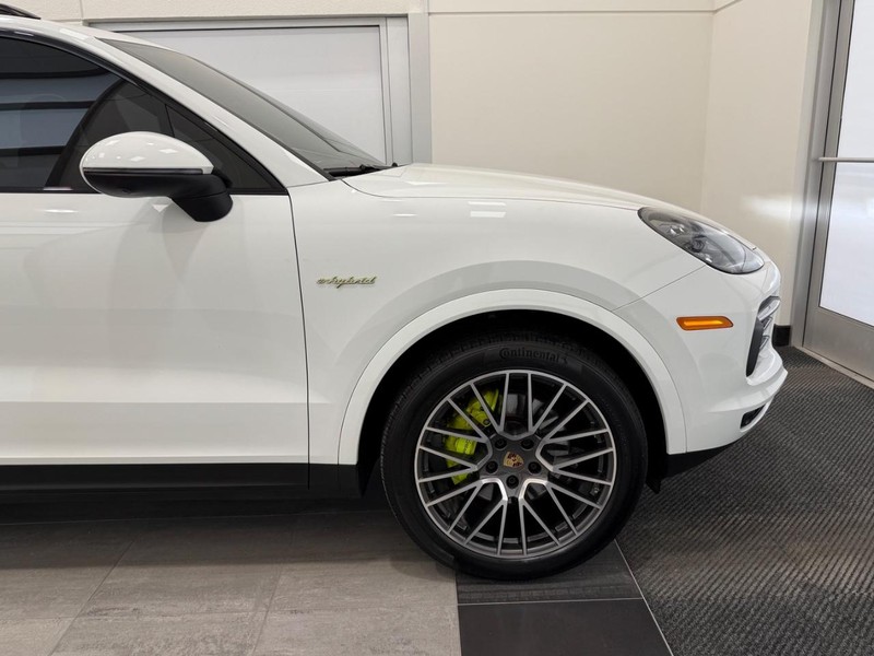 Porsche Cayenne Vehicle Full-screen Gallery Image 10