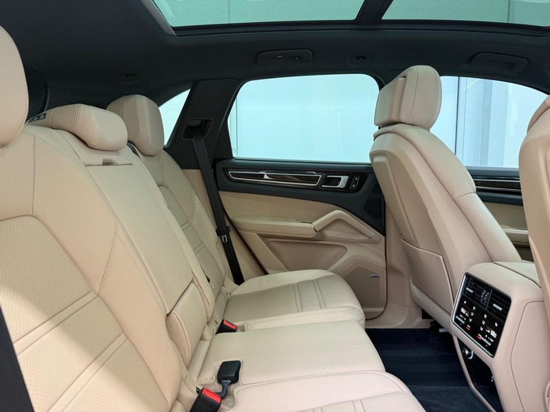 Porsche Cayenne Vehicle Full-screen Gallery Image 13