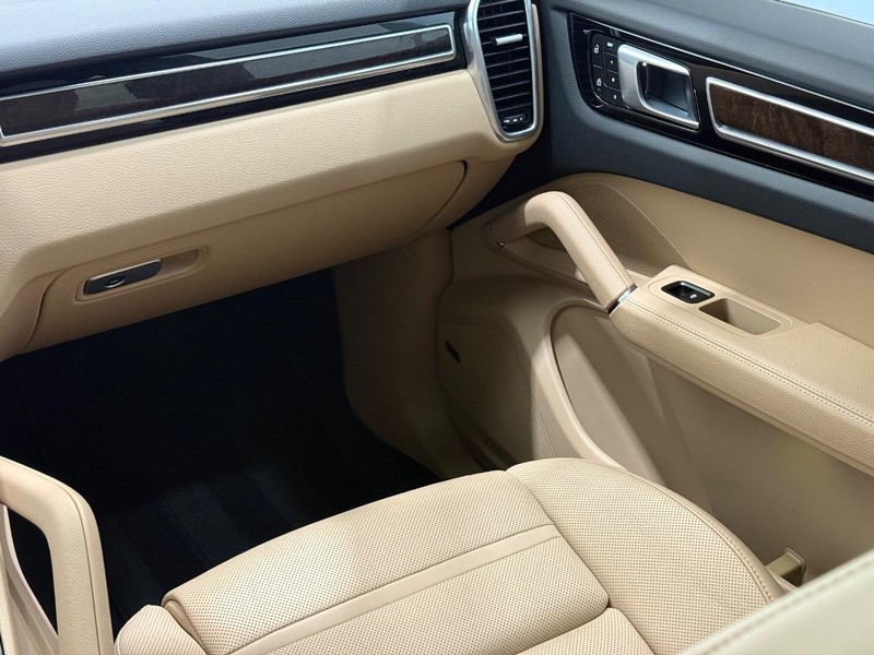 Porsche Cayenne Vehicle Full-screen Gallery Image 18