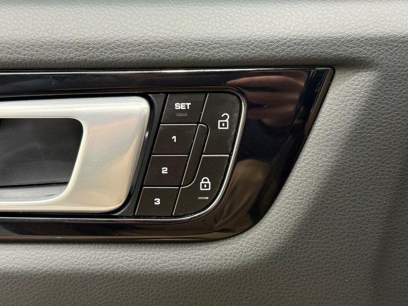 Porsche Cayenne Vehicle Full-screen Gallery Image 20