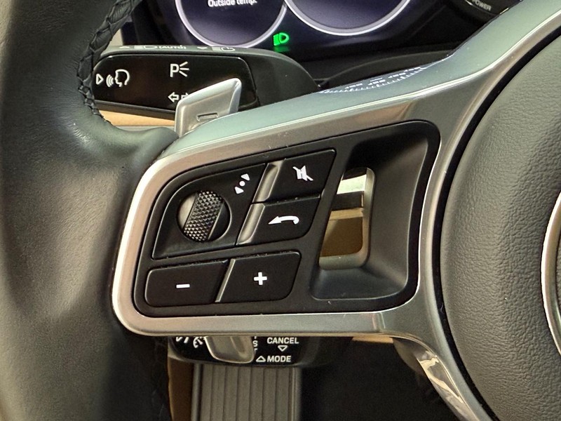 Porsche Cayenne Vehicle Full-screen Gallery Image 21