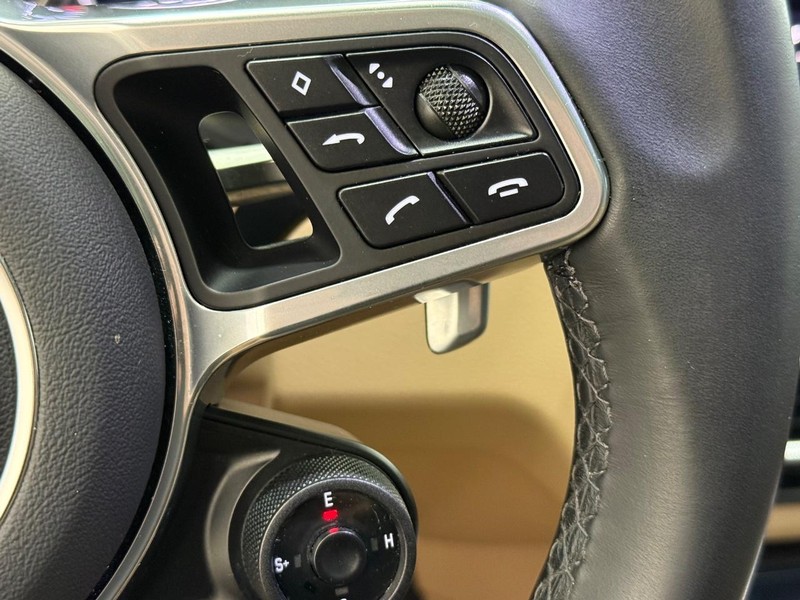 Porsche Cayenne Vehicle Full-screen Gallery Image 22