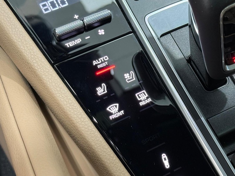 Porsche Cayenne Vehicle Full-screen Gallery Image 24