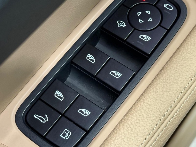 Porsche Cayenne Vehicle Full-screen Gallery Image 26