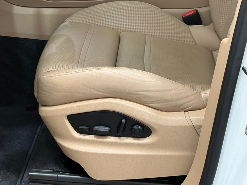 Porsche Cayenne Vehicle Full-screen Gallery Image 27