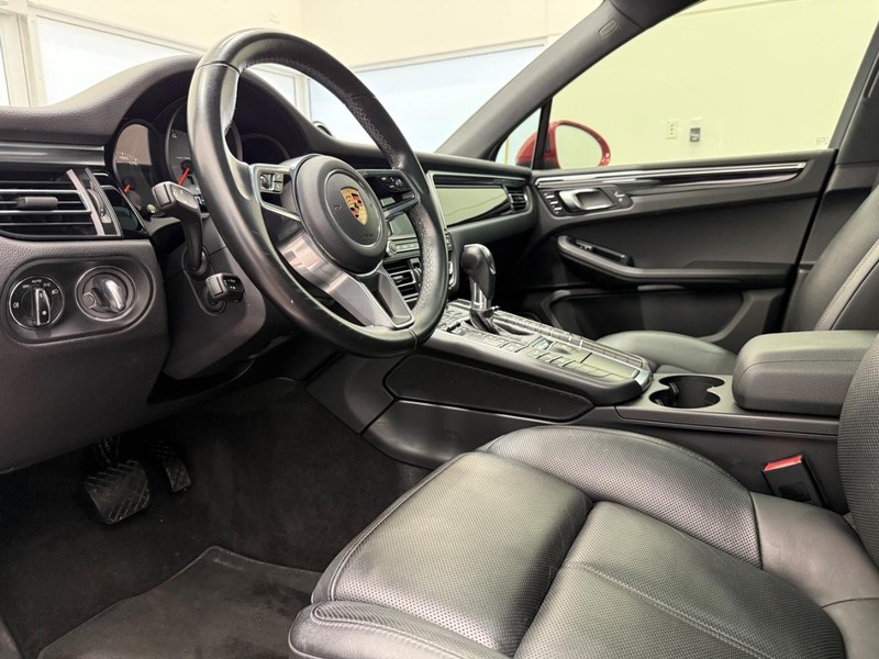 Porsche Macan Vehicle Full-screen Gallery Image 4