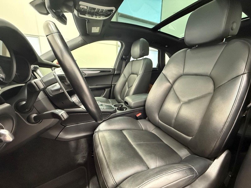 Porsche Macan Vehicle Full-screen Gallery Image 5