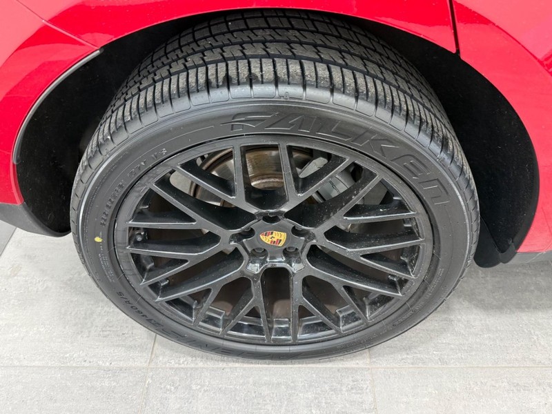 Porsche Macan Vehicle Full-screen Gallery Image 8