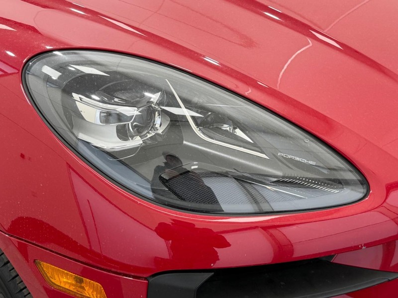 Porsche Macan Vehicle Full-screen Gallery Image 11