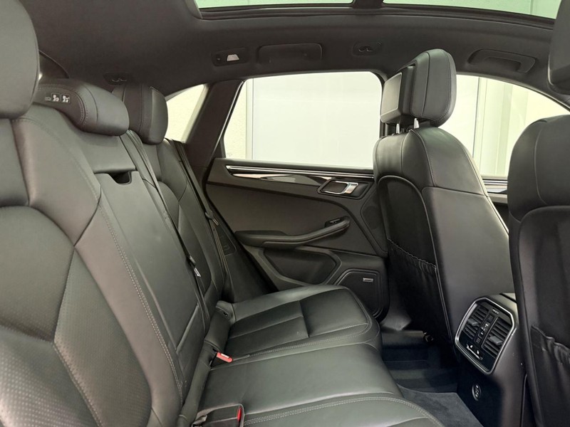 Porsche Macan Vehicle Full-screen Gallery Image 13