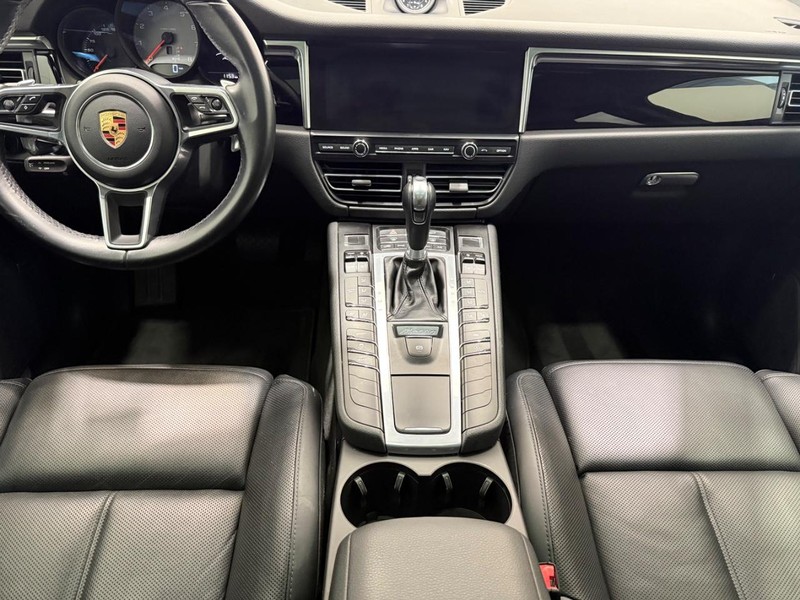 Porsche Macan Vehicle Full-screen Gallery Image 14
