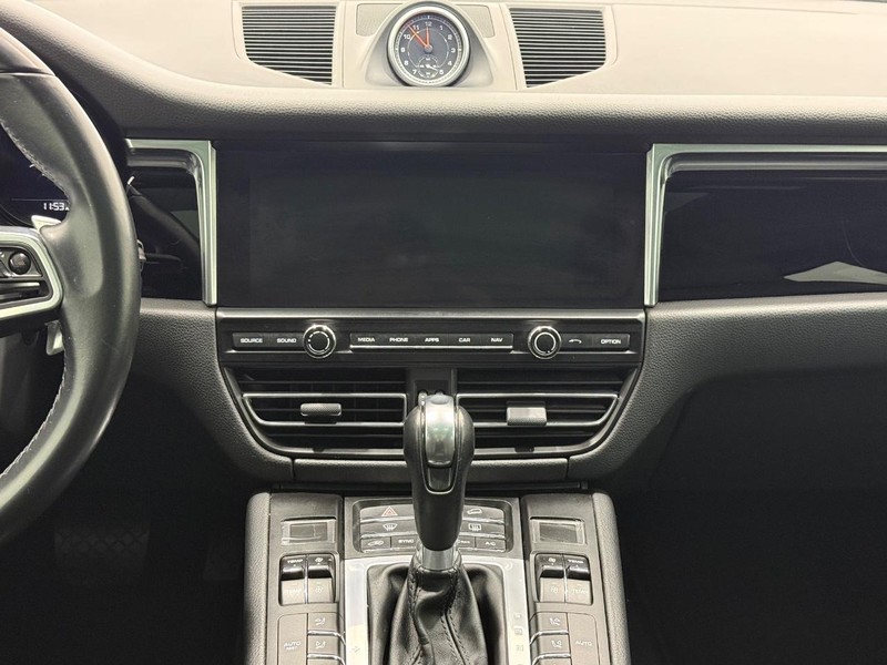 Porsche Macan Vehicle Full-screen Gallery Image 15