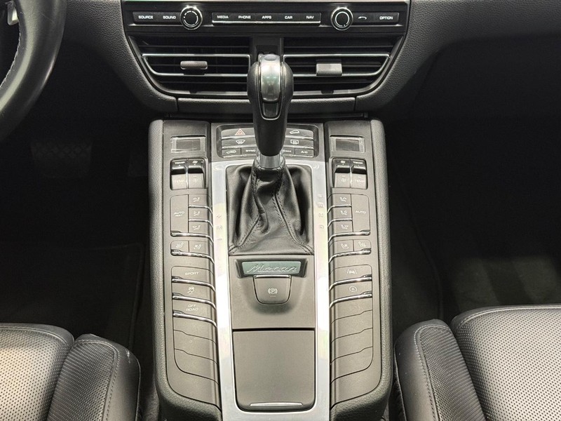 Porsche Macan Vehicle Full-screen Gallery Image 16